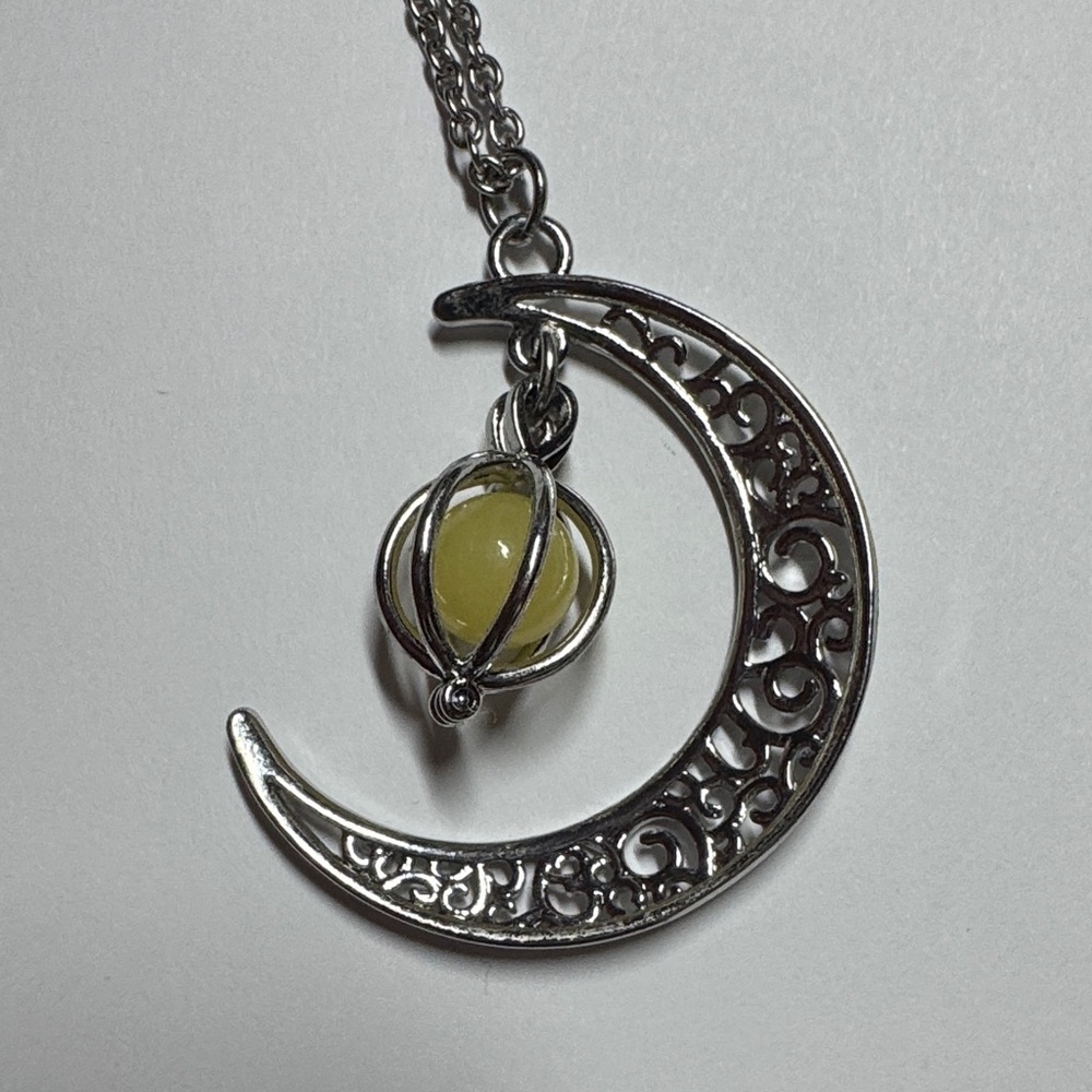 Enchanted glow in the dark moonstone pendant - Picture 3 of 4